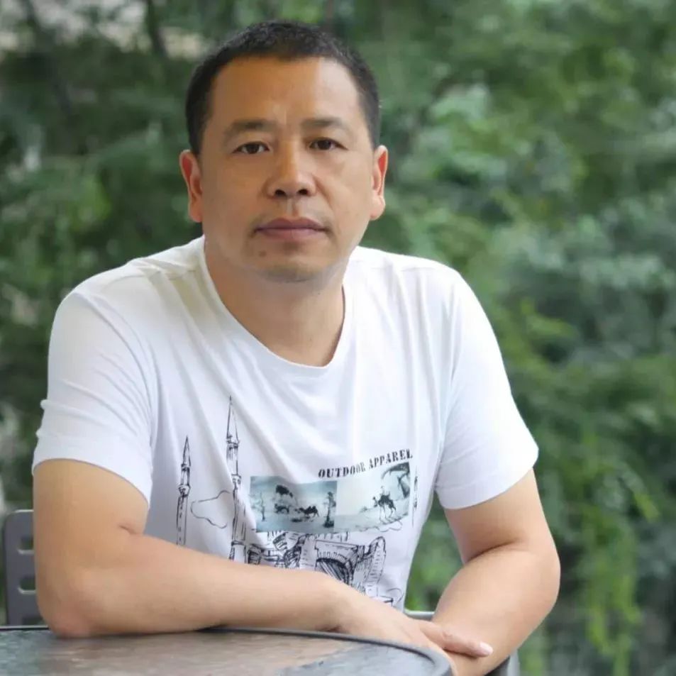 盧一萍  中國作家協(xié)會會員，曾任成都軍區(qū)文藝創(chuàng)作室副主任，2016年退役，現(xiàn)為成都文學(xué)院簽約作家。著有長篇小說《白山》《激情王國》《我的絕代佳人》，小說集《帕米爾情歌》《天堂灣》《父親的荒原》《名叫月光的駿馬》《大震》《無名之地》，長篇紀(jì)實文學(xué)《八千湘女上天山》《祭奠阿里》，隨筆集《世界屋脊之書》等作品三十余部。曾獲中宣部“五個一工程”獎、解放軍文藝獎、四川文學(xué)獎、《上海文學(xué)》獎等獎項，入選收獲文學(xué)榜、芙蓉文學(xué)雙年榜。