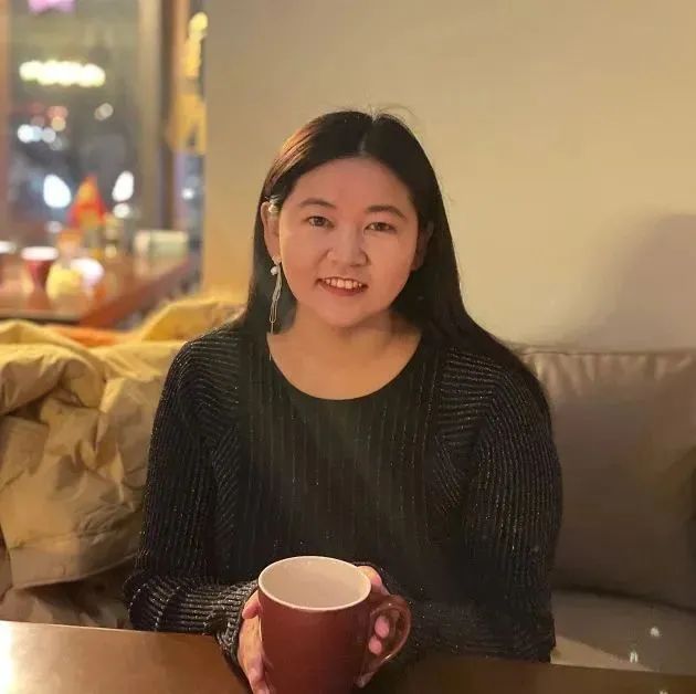 孔呂磊  孔呂磊，女，1993年生，陜西吳堡人。有散文、詩歌、評論等發(fā)表于《人民文學(xué)》《美文》《作家》《散文》《新文學(xué)評論》等刊物。從事文學(xué)編輯工作多年，責(zé)編圖書獲多種獎項。現(xiàn)為《小說評論》編輯。