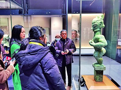 豎披發(fā)青銅人像引人矚目。本報記者 任鵬攝/光明圖片