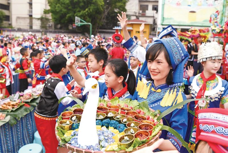 2023年4月20日，廣西南寧市逸夫小學舉行2023“壯族三月三”暨“鑄牢中華民族共同體意識”主題教育活動。色彩繽紛的民族服裝、民族風情濃郁的歌舞表演、多種多樣的特色美食，讓校園處處洋溢著歡樂。 新華社記者 周華/攝