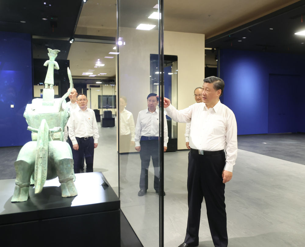 2023年7月26日下午，習(xí)近平在位于四川省德陽(yáng)市廣漢市的三星堆博物館新館參觀。新華社記者 鞠鵬 攝