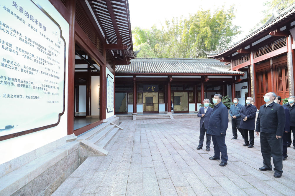 2021年3月22日，習(xí)近平在福建省南平武夷山朱熹園，了解朱熹生平及理學(xué)研究等情況。新華社記者 鞠鵬 攝