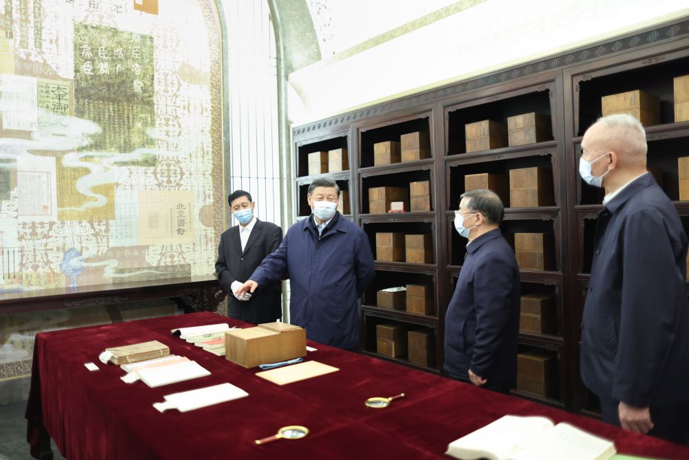 2023年6月1日下午，習(xí)近平在位于北京的中國(guó)國(guó)家版本館考察時(shí)，在蘭臺(tái)洞庫(kù)了解館藏精品版本保存情況。新華社記者 鞠鵬 攝