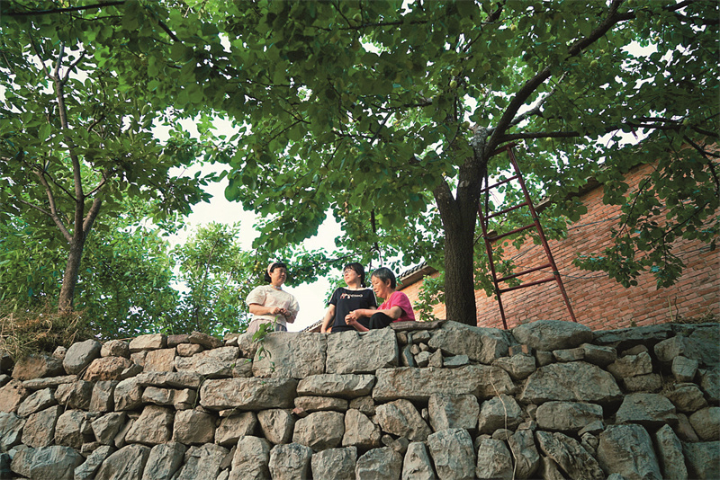 為了寫(xiě)《寶水》，喬葉（中）花了七八年時(shí)間“跑村”、“泡村”