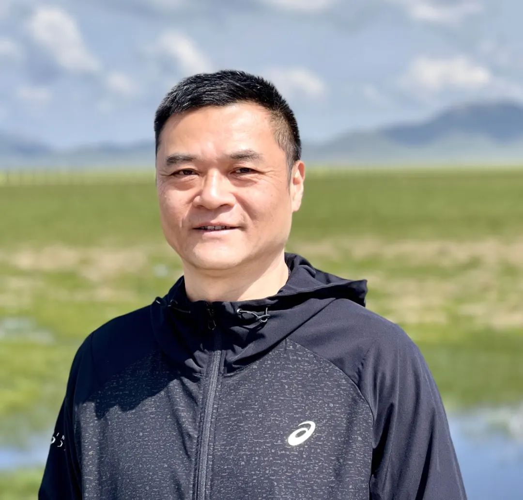 王嘯峰：一九六九年出生，蘇州人。在《人民文學(xué)》《收獲》《青年文學(xué)》《十月》《花城》《鐘山》等刊發(fā)表作品逾百萬字，被《小說選刊》《小說月報(bào)》等多家選刊轉(zhuǎn)載。出版散文集《蘇州煙雨》《吳門夢(mèng)憶》，小說集《虎嗅》《通古斯記憶》《隱秘花園》《浮生流年》等。曾獲紫金山文學(xué)獎(jiǎng)、《鐘山》文學(xué)獎(jiǎng)、葉圣陶文學(xué)獎(jiǎng)等獎(jiǎng)項(xiàng)。