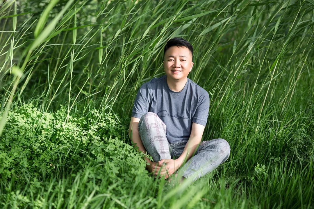 韓松落，著有《春山夜行》《我口袋里的星辰如沙礫》《竊美記》《為了報(bào)仇看電影》《我們的她們》等，出版音樂專輯《靠記憶過冬的鳥》。曾擔(dān)任華語電影傳媒大獎(jiǎng)、平遙國際電影展、迷影精神賞等多項(xiàng)電影獎(jiǎng)評委。曾獲第二屆“短篇小說雙年獎(jiǎng)”首獎(jiǎng)、刀鋒圖書獎(jiǎng)等獎(jiǎng)項(xiàng)。