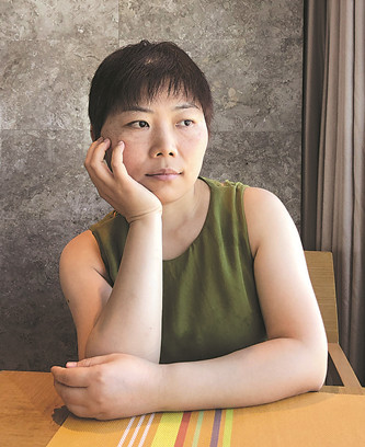 胡泊，傳播學(xué)學(xué)士，比較文學(xué)與世界文學(xué)碩士，資深圖書編輯。另有小說集與翻譯作品出版