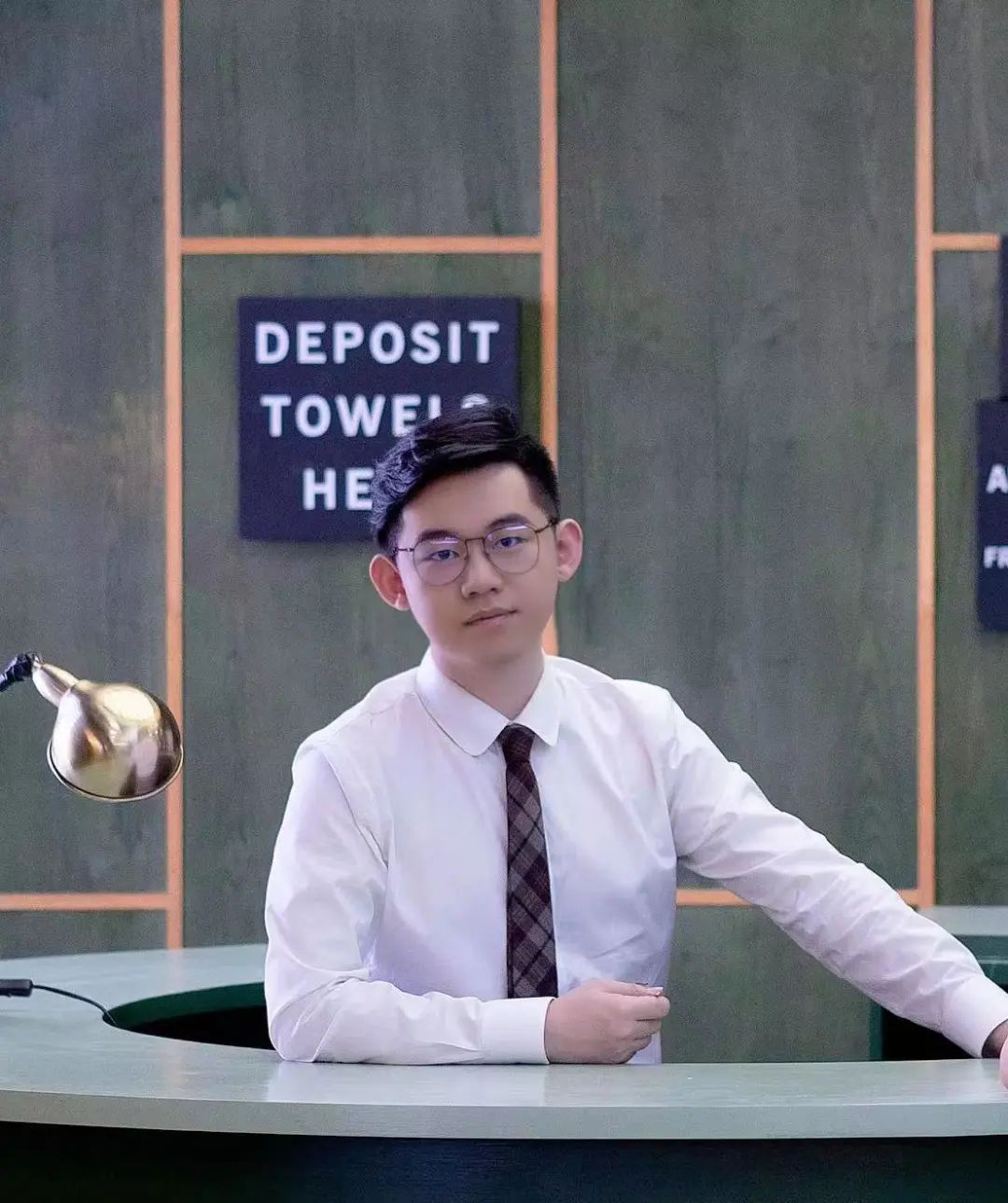 殺蟲隊(duì)隊(duì)員，1991年生，山東青島人。番茄小說金番作家，擅長(zhǎng)懸疑幻想類題材，設(shè)定新穎，多重反轉(zhuǎn)，筆下人物鮮活立體。代表作《傳說管理局》《十日終焉》等。《十日終焉》居番茄懸疑榜TOP1，上架1年累計(jì)千萬讀者閱讀，超21萬讀者打出9.8的評(píng)分，追更人數(shù)300萬+，長(zhǎng)期蟬聯(lián)番茄總閱讀榜TOP1，其網(wǎng)絡(luò)影響力已成“破圈”作品，已改編廣播劇，出版實(shí)體書，售出動(dòng)漫、影視版權(quán)。