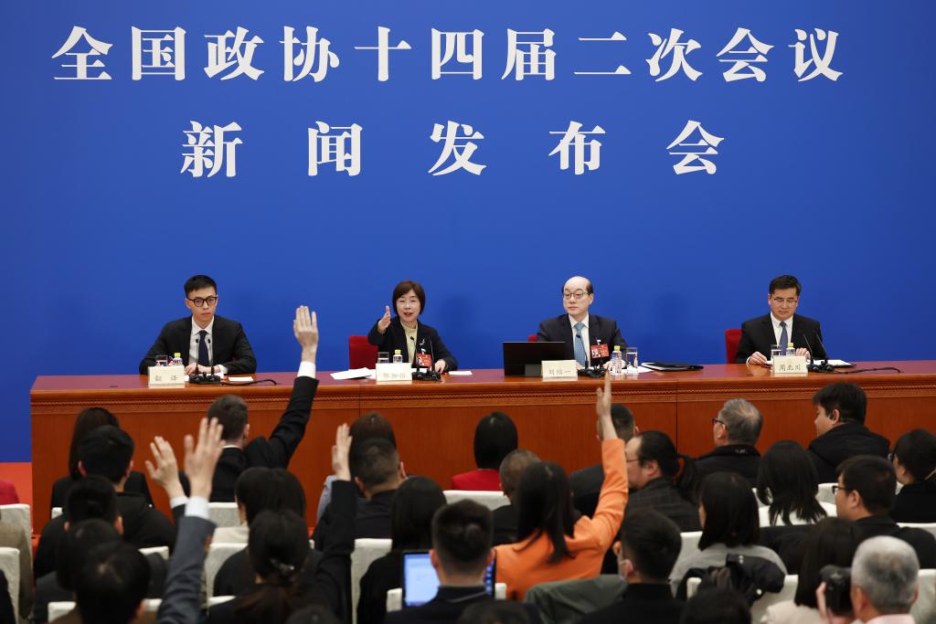 3月3日，全國政協(xié)十四屆二次會議新聞發(fā)布會在北京人民大會堂舉行。大會新聞發(fā)言人劉結(jié)一向中外媒體介紹本次大會有關(guān)情況并回答記者提問。這是記者在發(fā)布會上舉手提問。新華社記者 金立旺 攝