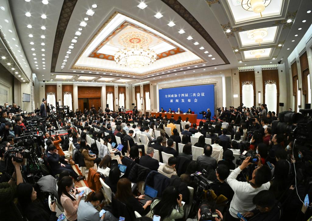 3月3日，全國政協(xié)十四屆二次會議新聞發(fā)布會在北京人民大會堂舉行。大會新聞發(fā)言人劉結(jié)一向中外媒體介紹本次大會有關(guān)情況并回答記者提問。?新華社記者 陳曄華 攝