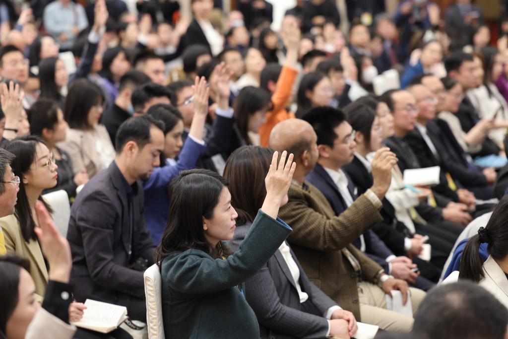 3月3日，全國政協(xié)十四屆二次會議新聞發(fā)布會在北京人民大會堂舉行。大會新聞發(fā)言人劉結(jié)一向中外媒體介紹本次大會有關(guān)情況并回答記者提問。這是記者在發(fā)布會上舉手提問。?新華社記者 邢廣利 攝