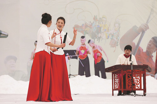 2月21日，演員在河南省平頂山市寶豐縣馬街書會(huì)表演河南墜子《咱們的中國節(jié)》。 （新華社發(fā) 何五昌 攝）