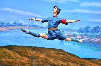 3月2日，演員在表演芭蕾舞劇《紅色娘子軍》。新華社記者 郭程攝
