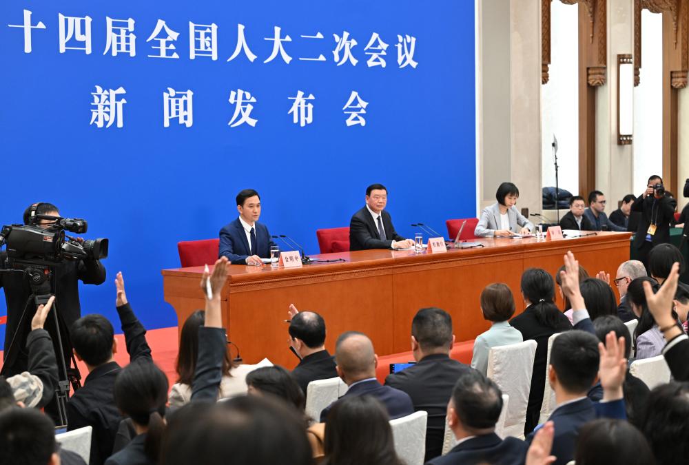 3月4日，十四屆全國人大二次會議在北京人民大會堂舉行新聞發(fā)布會。大會發(fā)言人婁勤儉就大會議程和人大工作相關問題回答中外記者的提問。這是記者舉手提問。 新華社記者 才揚 攝