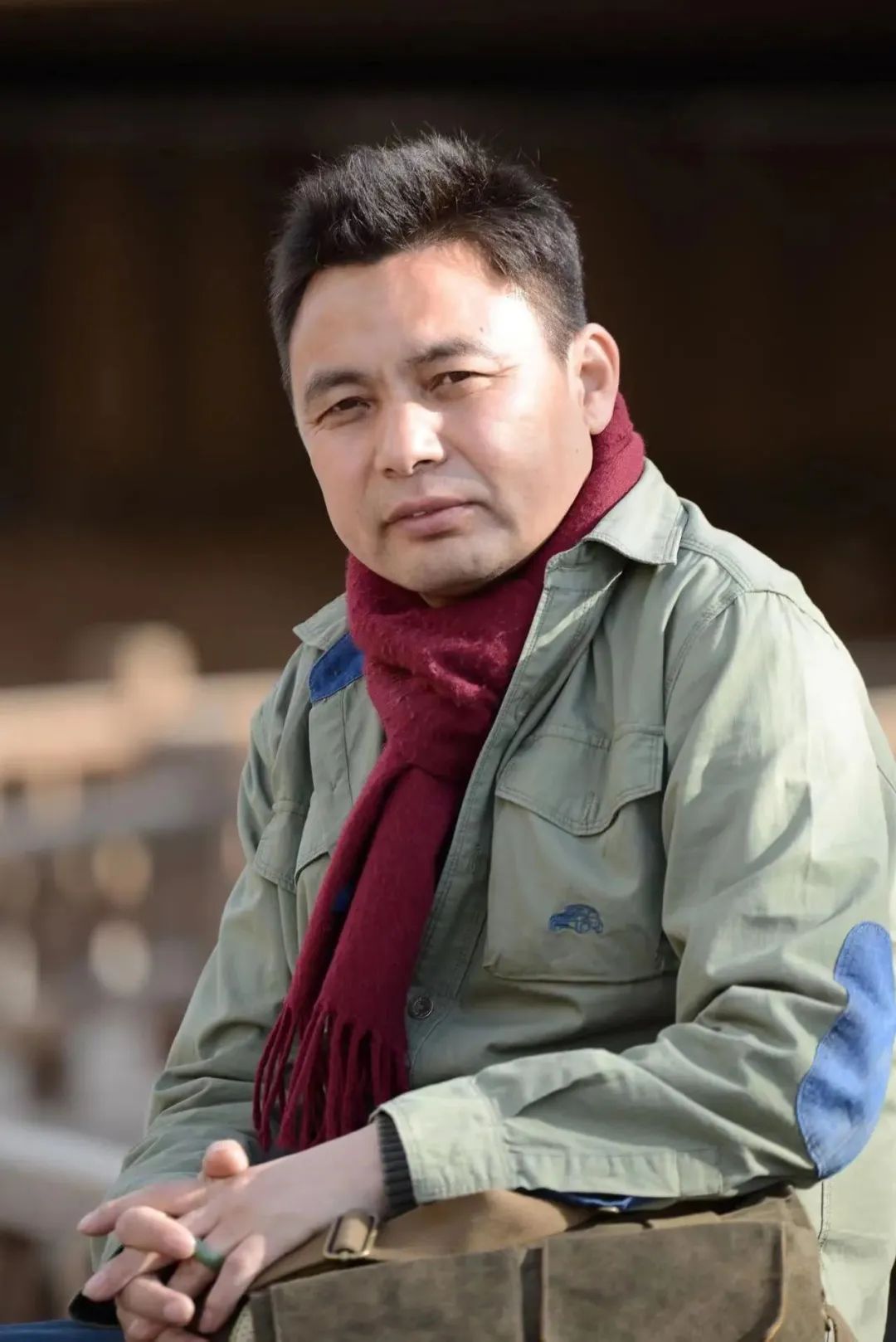 龍仁青，先后在《人民文學》《中國作家》《十月》《民族文學》《青年文學》等刊發(fā)表原創(chuàng)、翻譯作品四百余萬字，出版《光榮的草原》《咖啡與酸奶》《孔雀翎上的雪峰》等作品三十余部。作品曾獲全國少數(shù)民族文學創(chuàng)作“駿馬獎”、漢語文學“女評委”大獎、三毛散文獎、青海文學藝術(shù)獎等，多次被《小說月報》《小說選刊》《散文選刊》《散文海外版》等轉(zhuǎn)載，入選《中國短篇小說年選》《中國散文20家》等多種年度選本。部分作品被譯為英、意、日等國文字。