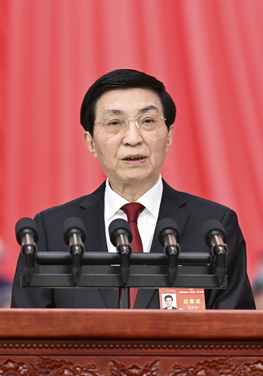 3月4日下午，中國人民政治協(xié)商會議第十四屆全國委員會第二次會議在北京人民大會堂開幕。這是全國政協(xié)主席王滬寧代表政協(xié)第十四屆全國委員會常務(wù)委員會，向大會報告工作。 新華社記者 饒愛民 攝