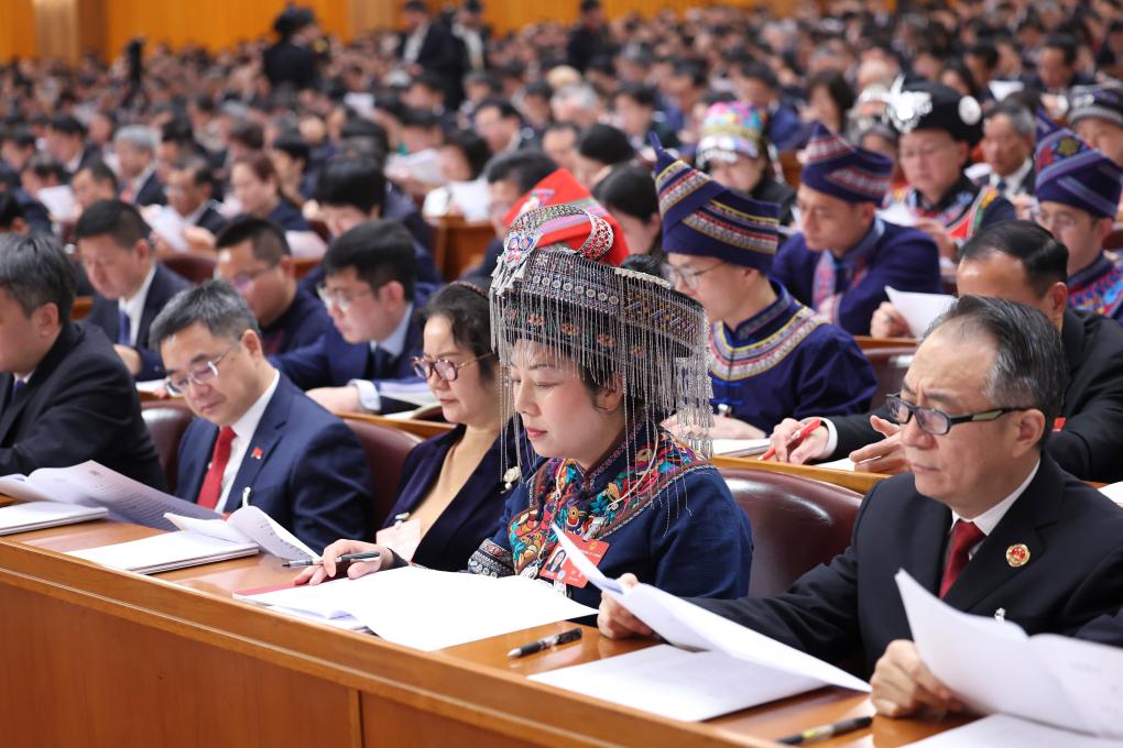 3月5日，第十四屆全國人民代表大會第二次會議在北京人民大會堂開幕。這是代表們在認真聽會。新華社記者 劉衛(wèi)兵 攝
