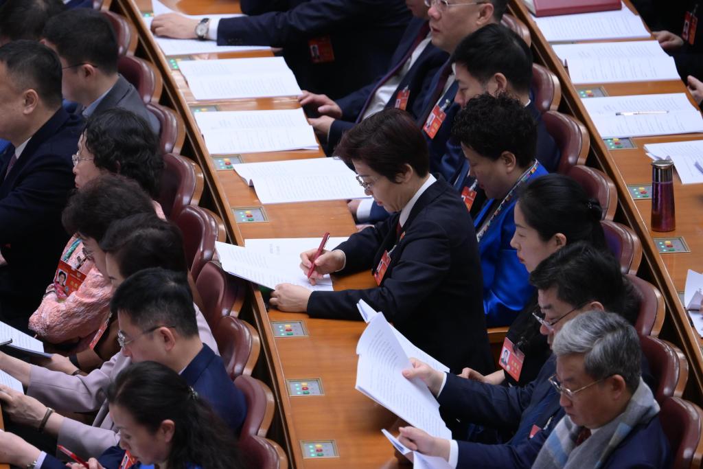3月7日，全國政協(xié)十四屆二次會議在北京人民大會堂舉行第二次全體會議。這是委員們在認真聽會。?新華社記者 李賀 攝