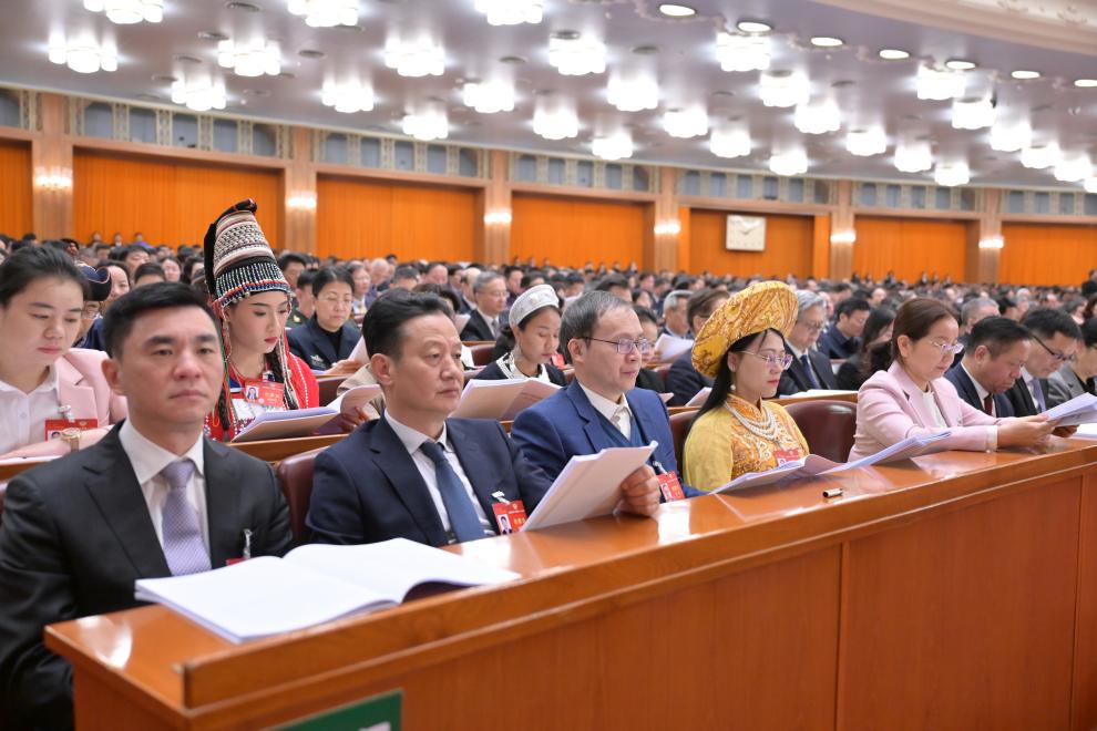 3月7日，全國政協(xié)十四屆二次會(huì)議在北京人民大會(huì)堂舉行第二次全體會(huì)議。這是委員們?cè)谡J(rèn)真聽會(huì)。