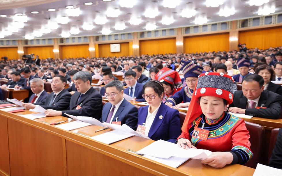 3月8日，十四屆全國(guó)人大二次會(huì)議在北京人民大會(huì)堂舉行第二次全體會(huì)議。這是代表們?cè)谡J(rèn)真聽會(huì)。新華社記者 劉衛(wèi)兵 攝