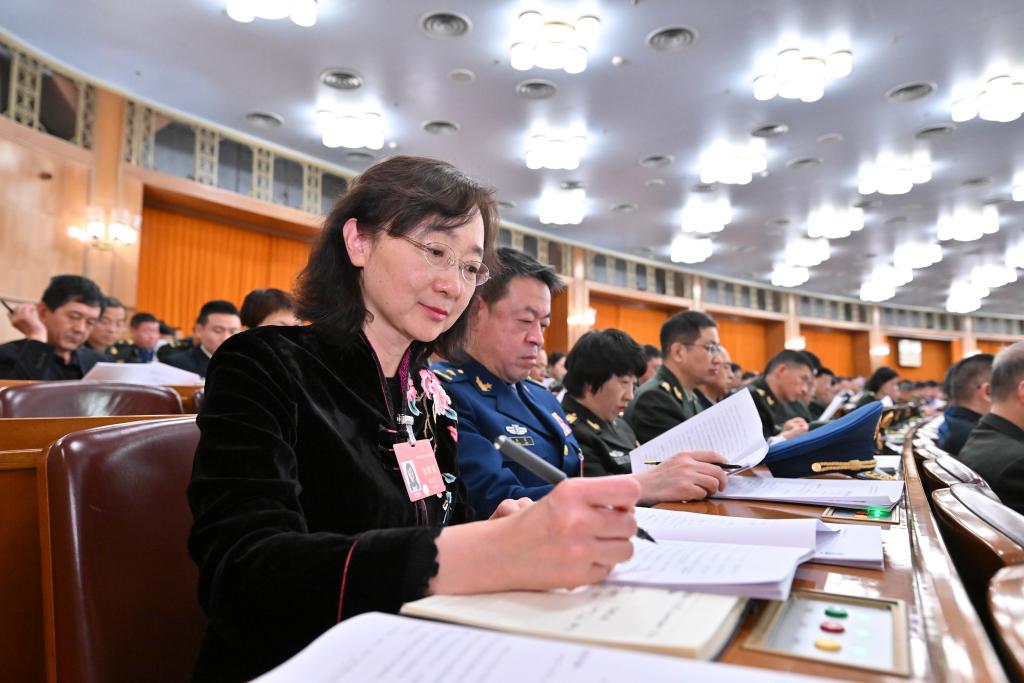 3月8日，十四屆全國(guó)人大二次會(huì)議在北京人民大會(huì)堂舉行第二次全體會(huì)議。這是代表們?cè)谡J(rèn)真聽會(huì)。新華社記者 岳月偉 攝