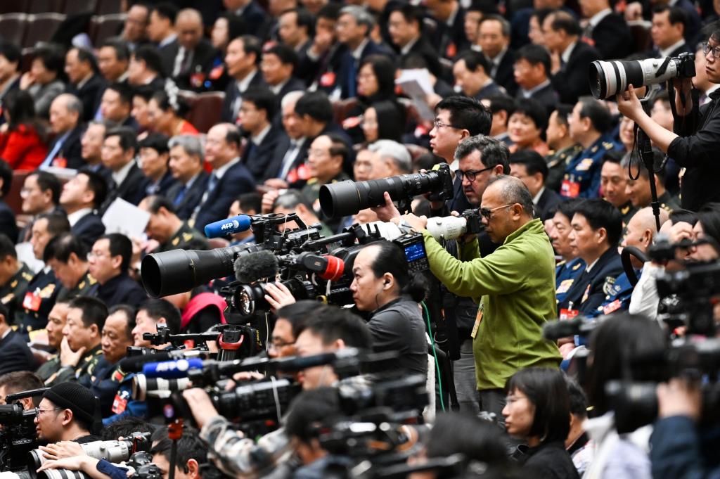 3月8日，十四屆全國(guó)人大二次會(huì)議在北京人民大會(huì)堂舉行第二次全體會(huì)議。這是記者在會(huì)議現(xiàn)場(chǎng)采訪。新華社記者 牟宇 攝