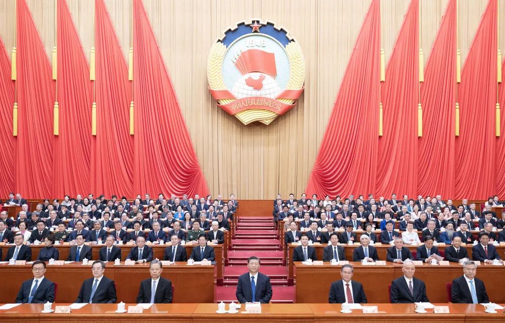 3月10日上午，中國人民政治協(xié)商會(huì)議第十四屆全國委員會(huì)第二次會(huì)議在北京人民大會(huì)堂閉幕。這是習(xí)近平、李強(qiáng)、趙樂際、蔡奇、丁薛祥、李希、韓正在主席臺(tái)就座。新華社記者 黃敬文 攝