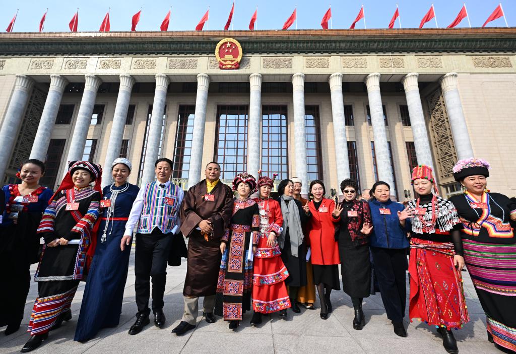 3月10日，中國人民政治協(xié)商會(huì)議第十四屆全國委員會(huì)第二次會(huì)議在北京人民大會(huì)堂舉行閉幕會(huì)。這是閉幕會(huì)后，委員們走出人民大會(huì)堂。新華社記者 陳曄華 攝