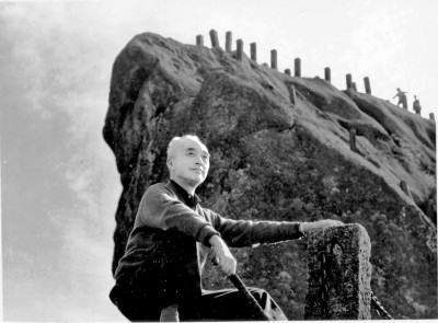 王朝聞，1909年出生，2004年去世，四川合江人。美學(xué)家、藝術(shù)理論家、雕塑家、藝術(shù)教育家。1932年考入杭州藝專；1940年赴延安，在魯迅藝術(shù)文學(xué)院進(jìn)行雕塑創(chuàng)作與教學(xué)；新中國成立后，曾任中央美術(shù)學(xué)院教授兼副教務(wù)長，中國美術(shù)家協(xié)會(huì)副主席，中華全國美學(xué)學(xué)會(huì)會(huì)長，《美術(shù)》雜志主編，文化部文學(xué)藝術(shù)研究院（今中國藝術(shù)研究院）副院長。著有《新藝術(shù)創(chuàng)作論》《一以當(dāng)十》《論鳳姐》《審美談》《審美心態(tài)》《雕塑雕塑》等。
