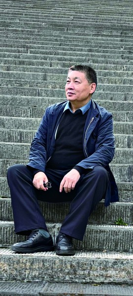 關(guān)仁山，唐山豐南人，中國作家協(xié)會主席團(tuán)委員，河北省作家協(xié)會主席，中國作家書畫院副院長。上世紀(jì)80年代開始文學(xué)創(chuàng)作并發(fā)表作品，著有長篇小說《白洋淀上》《日頭》《麥河》《唐山大地震》《天高地厚》《金谷銀山》等，中短篇小說《大雪無鄉(xiāng)》《紅旱船》《九月還鄉(xiāng)》，長篇紀(jì)實(shí)文學(xué)《感天動地》《太行沃土》等，出版十卷本《關(guān)仁山文集》，達(dá)千余萬字。  作品曾獲第五屆魯迅文學(xué)獎，獲中宣部第十一屆全國“五個(gè)一工程”獎，第十四屆中國圖書獎，第九屆莊重文文學(xué)獎，及香港《亞洲周刊》華人小說比賽冠軍等。長篇小說《麥河》入選2010年中國小說學(xué)會年度排行榜，《日頭》入選中國小說學(xué)會2014年度小說排行榜。部分作品被譯成英、法、韓、日等文字，多部作品分別被改編拍攝成《天高地厚》《御姐歸來》等電視劇和話劇、舞臺劇上映。