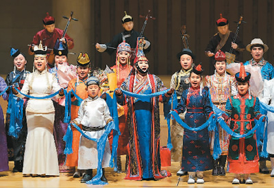 阿拉坦其其格和她的學(xué)員在北京中山公園音樂堂表演。 　　蘇冠明攝