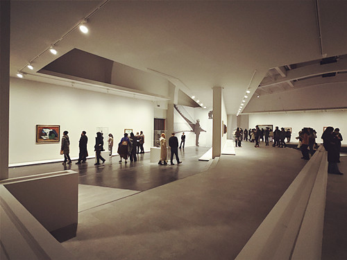 展覽現(xiàn)場(chǎng)。人們饒有興致地駐足觀看