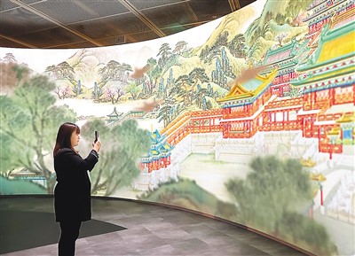 　“圓明園——清代皇家園居文化”特展以多媒體技術(shù)重現(xiàn)圓明園昔日風(fēng)光。圖為觀展市民拍照留念。 　　本報記者 陳 然攝