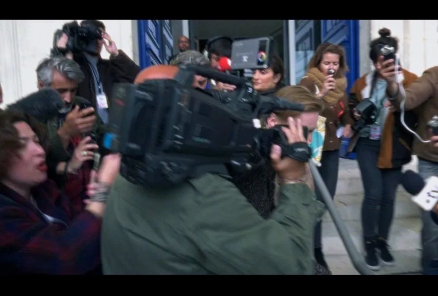 庭審結(jié)束，走出法院的Sandra被采訪人群的攝像機(jī)遮擋