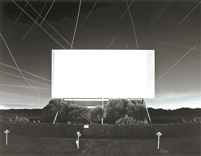 杉本博司，《尤寧城汽車影院，尤寧城》，1993，明膠銀鹽相紙，119.4×149.2cm。公式Hiroshi Sugimoto，圖片由藝術(shù)家提供
