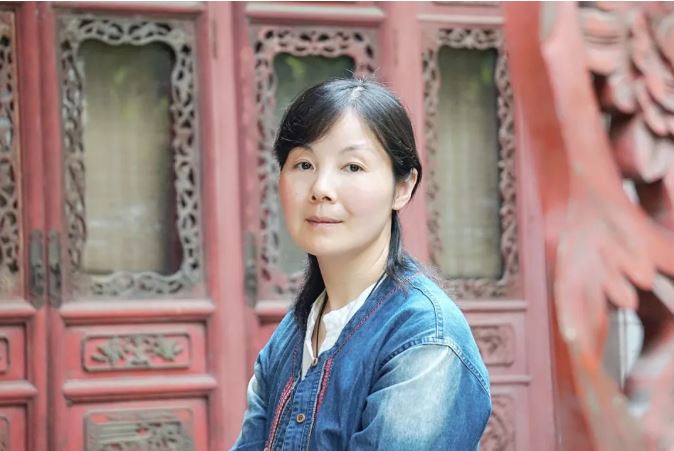 王蕓    生于湖北，現(xiàn)居南昌。一級作家，南昌市作家協(xié)會主席。出版長篇小說《對花》《江風烈》，小說集《請叫她天鵝》《薇薇安曾來過》《與孔雀說話》《羽毛》，散文集《紙上萬物浮現(xiàn)如初》《此生》《穿越歷史的楚風》《接近風的深情表達》《經(jīng)歷著異常美麗》等。三百余萬字作品見于《人民文學》《當代》《新華文摘》《小說選刊》《中國作家》《青年文學》《上海文學》《江南》《芙蓉》《長城》《天涯》《美文》《散文》《長江文藝》《中篇小說選刊》《小說月報》等，收入五十多種選本。曾獲第三屆湖北文學獎、第七屆屈原文藝獎、第一屆江西省文藝創(chuàng)作獎、第二屆林語堂文學獎（小說）大獎等。獲評江西省思想宣傳文化系統(tǒng)“四個一批”人才。
