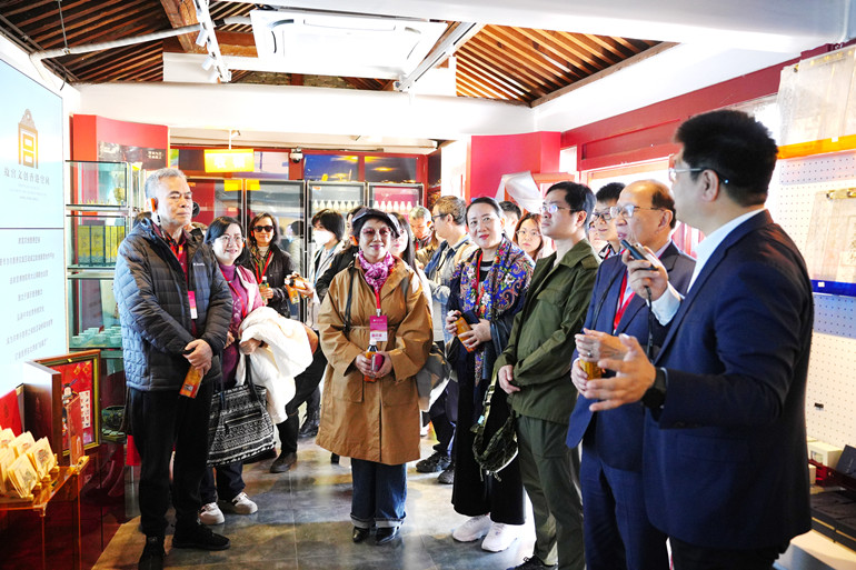 3月30日，受邀參加中國(guó)作協(xié)“港澳作家回家”活動(dòng)的作家們?cè)诠蕦m文創(chuàng)香港空間參觀 楊 旭 攝