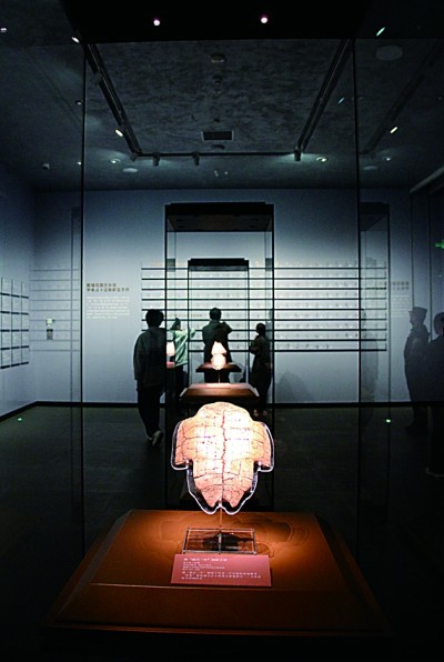 殷墟博物館新館展出的商代刻辭卜甲。安陽(yáng)市委宣傳部供圖