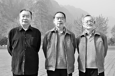 北京師范大學(xué)文藝學(xué)研究中心“三老”程正民（右）、童慶炳（中）、李壯鷹在一次學(xué)術(shù)會(huì)議上合影。