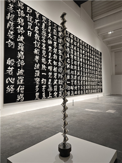 裝置《反重力結(jié)構(gòu)》。作為日本代表性的奈良時(shí)代木質(zhì)建筑之一，當(dāng)麻寺東塔在1902年經(jīng)過整體修繕，用新材料替換下部分受損的建材。這些古木材的嵌合支撐起屹立的佛塔，承受并消解了超過千年時(shí)間沉淀的分量。這種抵抗地心吸引的力量象征令杉本博司著迷，藝術(shù)家試圖通過攝影重建這座佛塔，再現(xiàn)抵御重力的構(gòu)造之美。