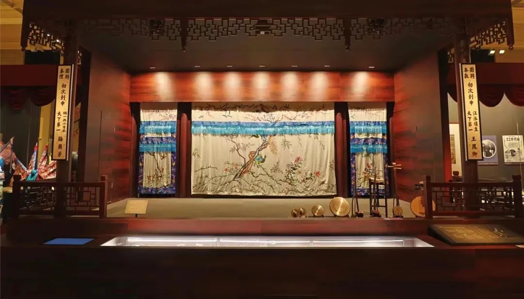 “梅綻東方——梅蘭芳在上?！碧卣宫F(xiàn)場搭建的梅蘭芳與王鳳卿登臺演出的新式劇場