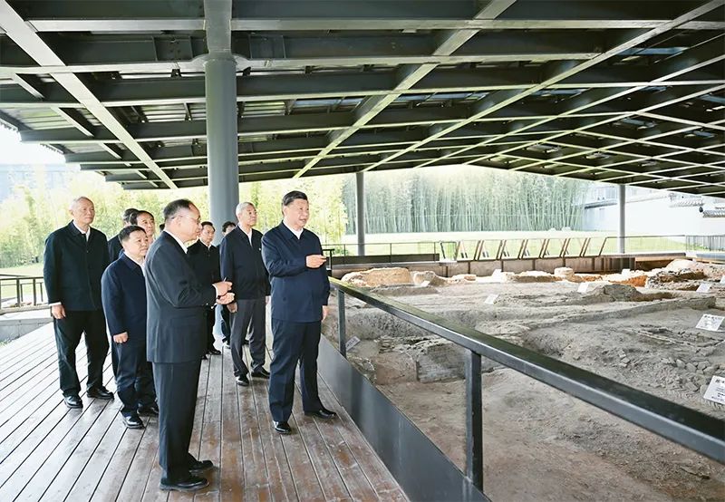 2023年10月10日至13日，中共中央總書記、國家主席、中央軍委主席習(xí)近平在江西考察。這是11日上午，習(xí)近平在景德鎮(zhèn)市陶陽里歷史文化街區(qū)南麓遺址考察。 新華社記者 謝環(huán)馳/攝