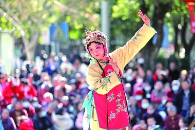 在湖南資興市人民廣場(chǎng)，演員在舞臺(tái)上表演花鼓戲。新華社發(fā)