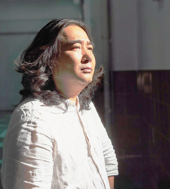 包倬，生于四川涼山，彝族。有小說和散文見《人民文學(xué)》《十月》《鐘山》《江南》《天涯》《山花》《芙蓉》《北京文學(xué)》《作家》等。著有長篇小說《青山隱》，出版小說集《沉默》《十尋》《路邊的西西弗斯》《風(fēng)吹白云飄》等。曾獲云南文學(xué)獎、邊疆文學(xué)獎、滇池文學(xué)獎、《長江文藝》雙年獎?，F(xiàn)居昆明。