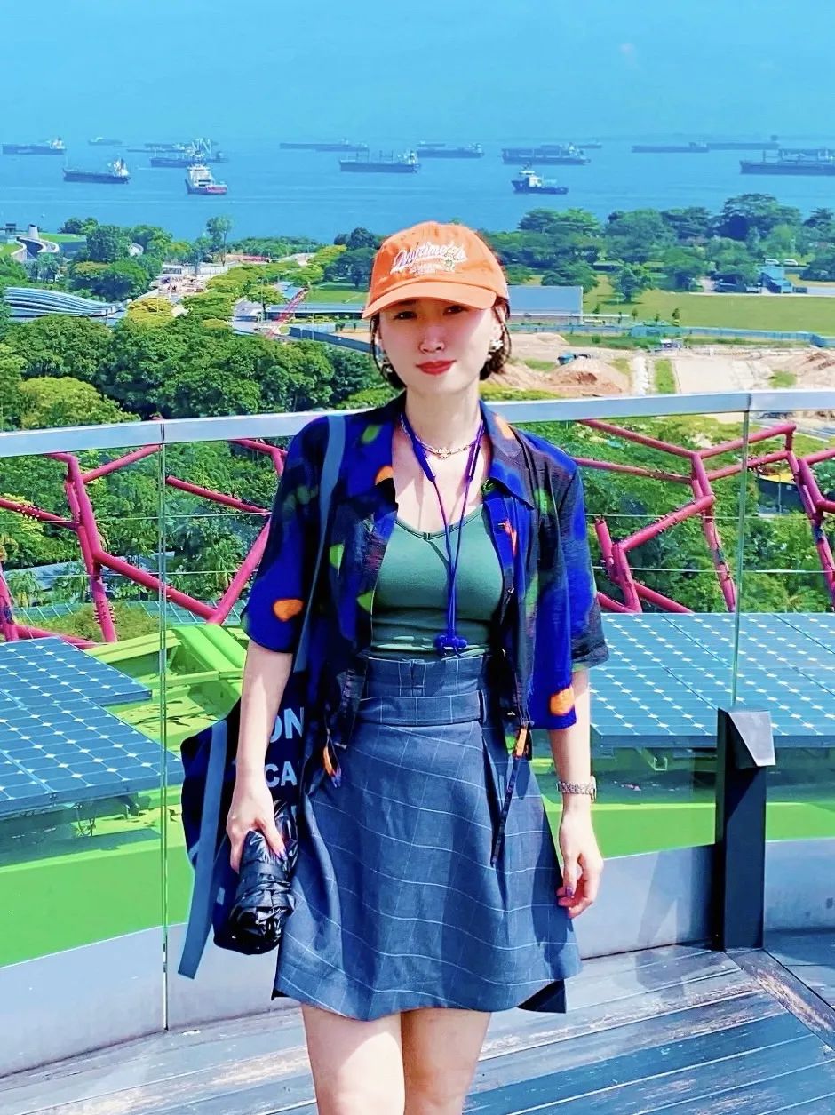 顧拜妮：生于一九九四年，中國(guó)人民大學(xué)文學(xué)寫(xiě)作方向碩士在讀。十四歲開(kāi)始發(fā)表作品，二十歲小說(shuō)在《收獲》雜志刊發(fā)，作品見(jiàn)于《中國(guó)作家》《花城》《小說(shuō)月報(bào)》《海外文摘》《中篇小說(shuō)選刊》等刊，作品入選第五屆城市文學(xué)排行榜，獲中國(guó)現(xiàn)代文學(xué)館第一屆（2022年度）《青春之歌》獎(jiǎng)學(xué)金。著有小說(shuō)集《我一生的風(fēng)景》。曾從事寫(xiě)作教師、圖書(shū)策劃等工作，二十三歲起在《山西文學(xué)》策劃并主持新銳欄目“步履”。