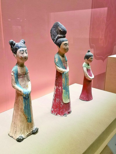 展出的發(fā)型各異的彩繪女陶俑。本報記者 李韻攝/光明圖片