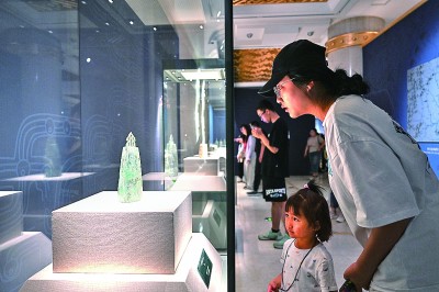 5月18日，參觀者在內(nèi)蒙古呼和浩特市的呼和浩特博物館“問蜀——東周時期的蜀文化展”上觀看展品。 新華社記者 貝赫攝