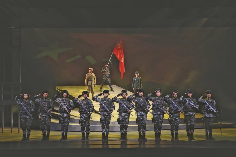 上海越劇院原創(chuàng)現(xiàn)代大戲《好八連》以《霓虹燈下的哨兵》為創(chuàng)作靈感，讓兩代八連戰(zhàn)士“隔空對話”。（上海越劇院供圖）