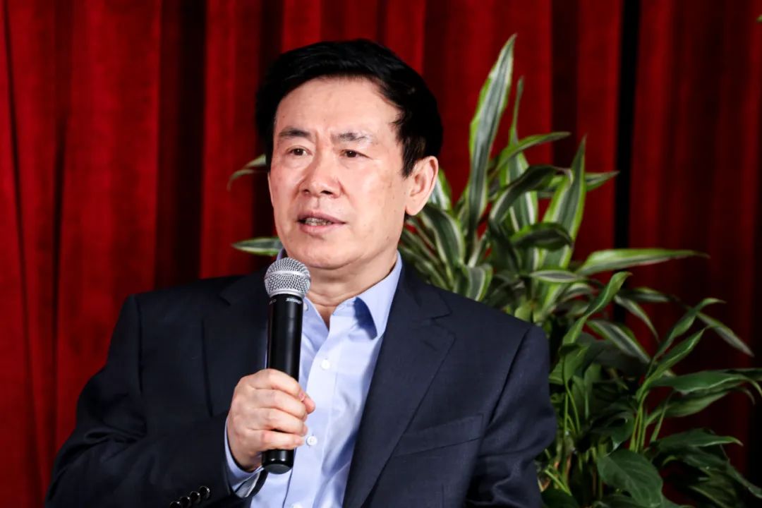 張煒，山東省棲霞市人。中國作家協(xié)會(huì)副主席。1975 年開始發(fā)表作品。2020 年出版《張煒文集》50 卷。作品譯入 40 余種文字。著有長篇小說《古船》《九月寓言》《刺猬歌》《外省書》《你在高原》《獨(dú)藥師》《艾約堡秘史》《河灣》《去老萬玉家》等 23 部；另有詩學(xué)專著多部、詩集和長詩十余部。作品獲“百年百種優(yōu)秀中國文學(xué)圖書”、“世界華語小說百年百強(qiáng)”、茅盾文學(xué)獎(jiǎng)、中國出版政府獎(jiǎng)、中華優(yōu)秀出版物獎(jiǎng)、中國作家出版集團(tuán)特別獎(jiǎng)、南方傳媒杰出作家獎(jiǎng)、京東文學(xué)獎(jiǎng)、中國長詩特別獎(jiǎng)等。
