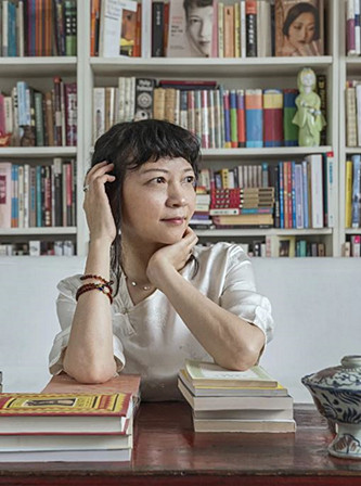 作家、導(dǎo)演，現(xiàn)居英國。主要著作有《孔雀的叫喊》《饑餓的女兒》等，編劇并執(zhí)導(dǎo)電影《月光武士》。